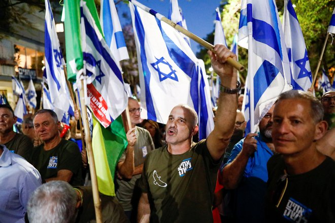 Takoj, ko je januarja Benjamin Netanjahu napovedal reformo pravosodja, je na ulice Tel Aviva – in kasneje tudi drugih izraelskih mest – odšlo več tisoč protestnikov. FOTO: Corinna Kern/Reuters