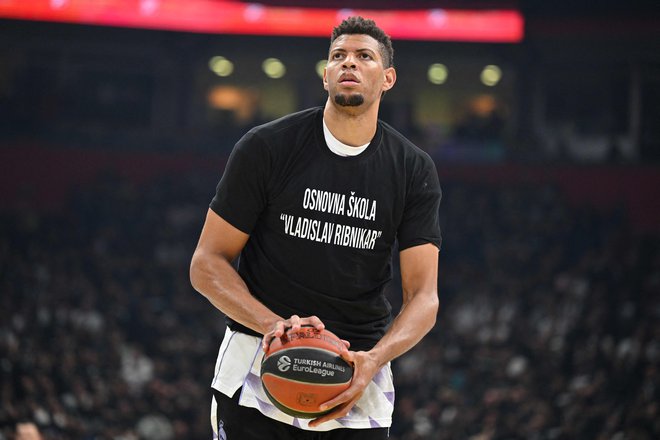 Walter Tavares, košarkar madridskega Reala, je s soigralci med tekmo proti Partizanu v Beogradu nosil dres z imenom osnovne šole, kjer se je dan pred tem zgodil strelski pohod. FOTO: Andrej Isaković/AFP