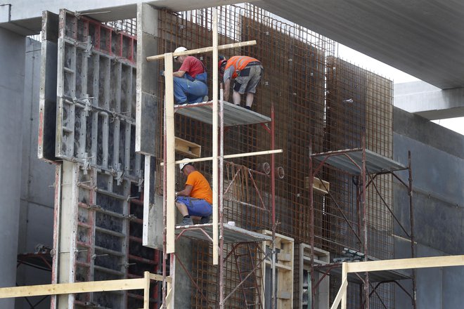 Delodajalci še naprej najbolj povprašujejo po delavcih v industriji in gradbeništvu. FOTO: Leon Vidic/Delo