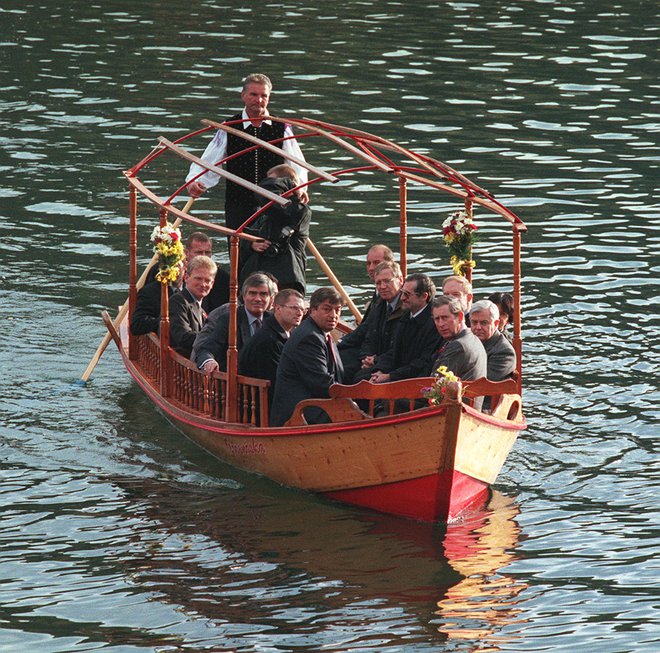 Po Blejskem jezeru je princa vozil pletnar Jože Berc v narodni noši. FOTO: Blaž Samec/Delo