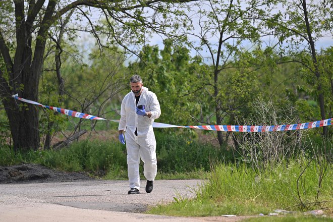 Forenziki preiskujejo kraj zločina. Strelski pohod se je začel s prepirom na šolskem igrišču v vasi Dubona. FOTO: Andrej Isakovic/AFP