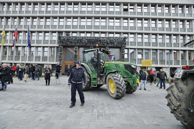 Stroka naj prevzame kmetijsko politiko, kmetje pa naj ne bodo ne črni in ne rdeči, temveč samo slovenski ljubitelji domače zemlje, tako ekološko kot gospodarsko. (Na fotografiji protest kmetov v Ljubljani pred parlamentom 24. aprila 2023.) FOTO: Jože Suhadolnik/Delo