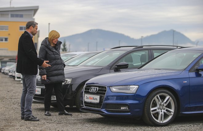 Pritiski na inflacijo se bodo delno gotovo znižali vsaj v nekaterih segmentih, denimo pri nakupu nekaterih modelov avtomobila zdaj lahko spet dobite popust. FOTO: Jože Suhadolnik/Delo