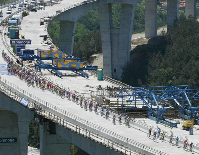 Karavana Gira na viaduktu Črni Kal leta 2004. FOTO: Igor Zaplatil