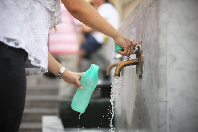 Bisfenol A se uporablja pri proizvodnji številnih potrošniških izdelkov, med drugim tudi posod za shranjevanje hrane in plastenk za večkratno uporabo. FOTO: Jure Eržen