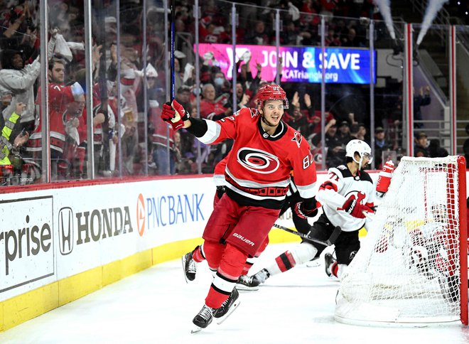 Jesperi Kotkaniemi je dosegel prva dva gola za Carolino. FOTO: Grant Halverson/AFP