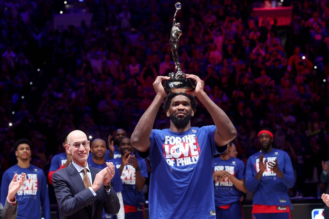 Joel Embiid je prejel nagrado za najboljšega igralca. FOTO:Tim Nwachukwu/AFP