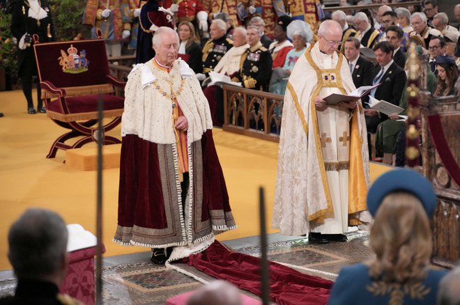 Karel III. med obredom v Westminstrski opatiji. Foto: Jonathan Brady/Reuters