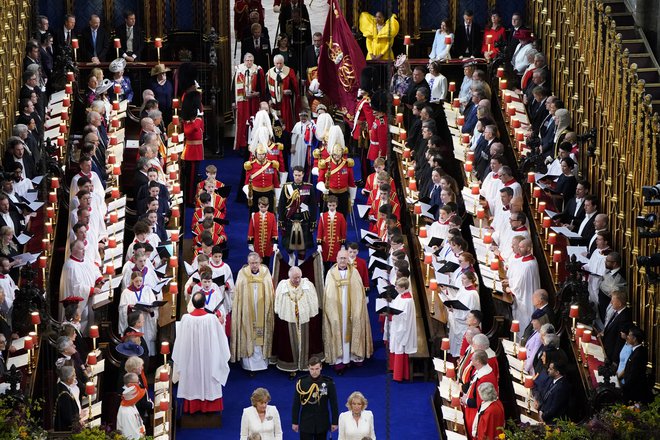 Kralj Karel III. ob prihodu v Westminstersko opatijo. FOTO: Reuters

 