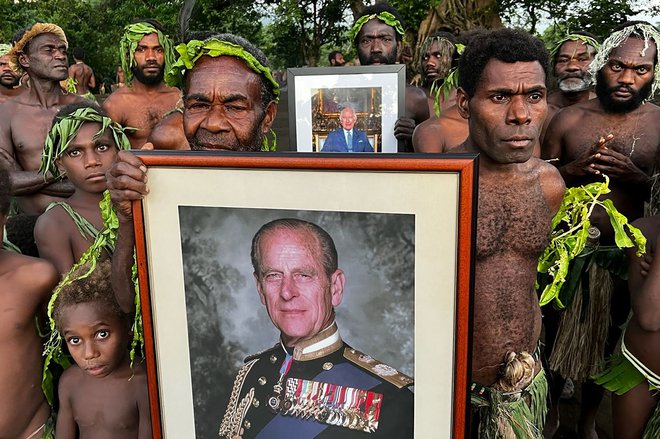 Prebivalci vasi Iaohnanen in Yakel na otoku Tanna v Vanuatuju častijo britanskega kralja Charlesa III in njegovega pokojnega očeta princa Filipa, vojvode Edinburškega (v ospredju) pred sobotnim kronanjem. Foto: Ben Bohane/Afp