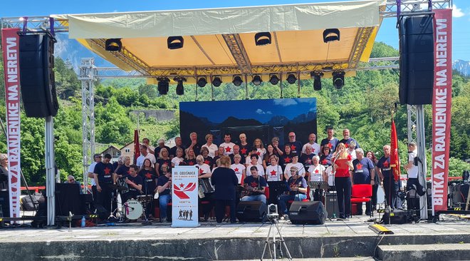 Priljubljeni tržaški pevski zbor Pinko Tomažič je popestril dogajanje na bregu reke Neretve. FOTO: Bojan Rajšek/Delo