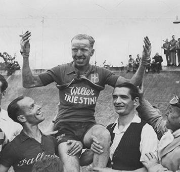 Giordano Cottur je nenadoma pristal na ramenih navdušene množice, ki ga je slavila kot največjega povojnega italijanskega športnika. Severni del Trsta je preplavila italijanska navijaška ekstaza. FOTO: Blog.willier.com