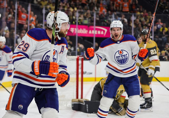 Leon Draisaitl in Zach Hyman sta se takole veselila gola. FOTO: Ethan Miller/AFP