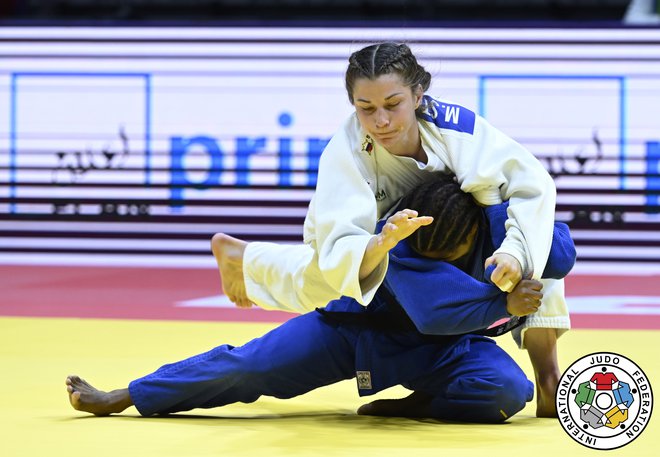 Maruša Štangar (v belem kimonu) je v uvodnem krogu ugnala Južnoafričanko Geronay Whitebooi. FOTO: Jensen Lars Moeller/IJF