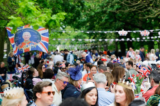 V čast kralju in kraljici so danes priredili na tisoče uličnih zabav oziroma »velikih kronanjskih kosil«. Ta so potekala tudi v londonskih parkih. Foto: Piroschka Van De Wouw/Reuters