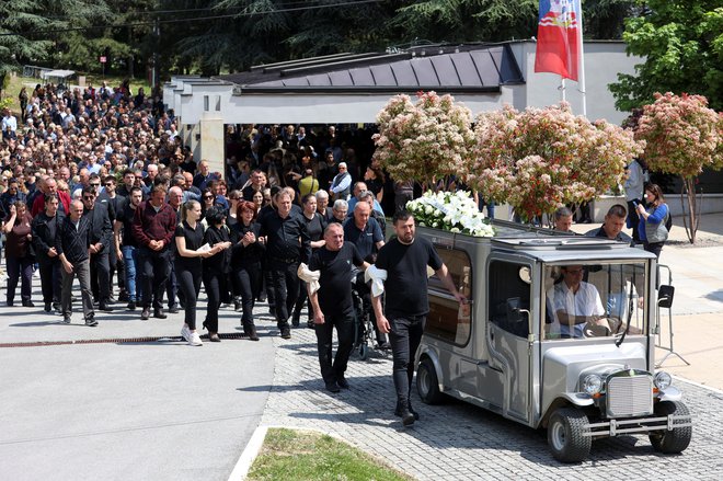 Pogreb ubitega varnostnika. FOTO: Zorana Jevtic/Reuters