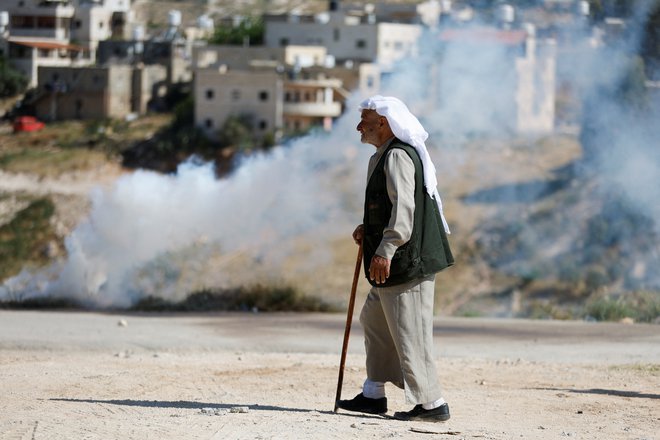 Izraelci so vaščane razgnali s solzivcem in silo. FOTO: Mussa Issa Qawasma/Reuters