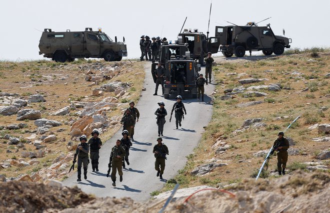 Izraelske sile so vstopile v vas in porušile šolo. FOTO: Mussa Issa Qawasma/Reuters