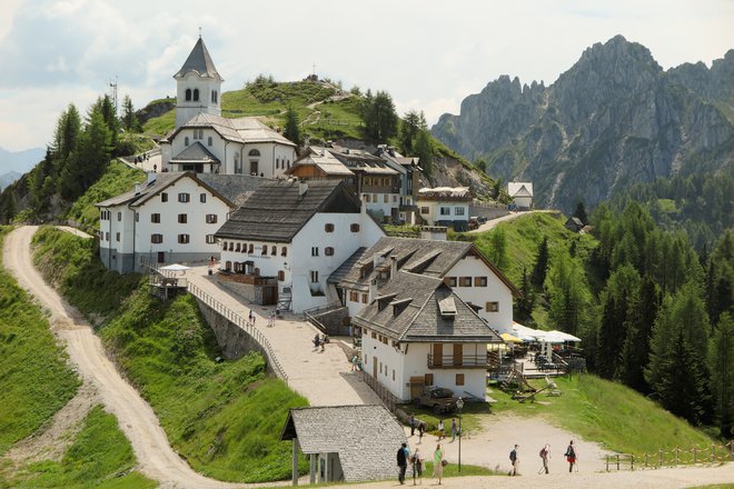 Nekaj nad 1700 metrov (natančno 1766 metrov) je visoka gora Monte Lussari. Nasproti zgornje žičniške postaje se dviga vrh Višarij s cerkvico. FOTO: Marko Feist