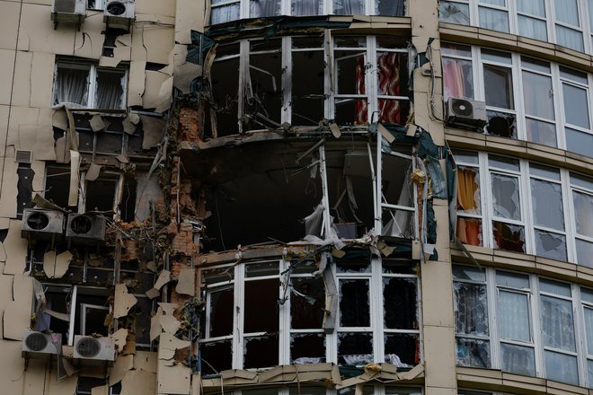 Deli brezpilotnega letalnika so padli tudi na stanovanjsko stavbo. FOTO: Valentyn Ogirenko/Reuters