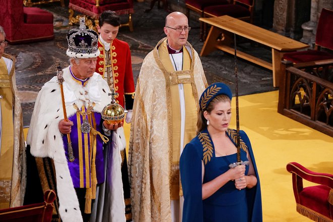 »Moram reči, da je Penny Mordaunt videti presneto dobro. Nosilka meča je ukradla šov,« je na Twitterju zapisala poslanka laburistov Emily Thornberry. FOTO: Yui Mok/Reuters