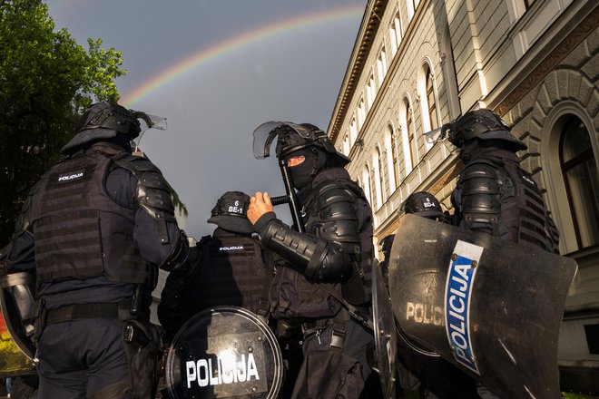 »Dobra serija protestnih fotografij mora iz posameznih trenutkov sestaviti celoto, ki predstavlja vrtiljak čustev, ki se vselej odvije na protestu,« meni Nik Erik Neubauer. FOTO: Nik Erik Neubauer