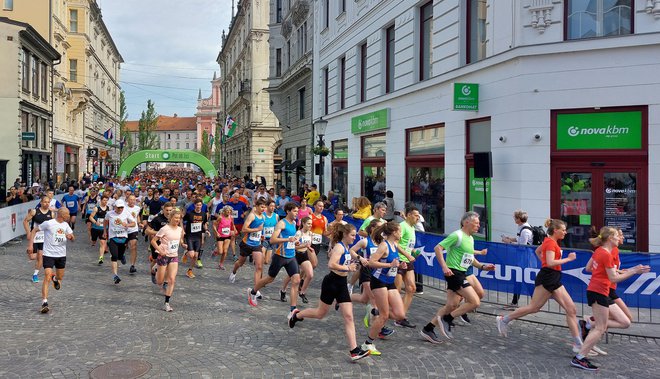 Letošnjega teka trojk se je udeležilo več kot tri tisoč tekačev. FOTO: Blaž Samec/Delo 