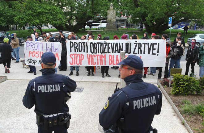 Proti valjenju krivde na žrtve je protestirala množica. FOTO: Dejan Javornik