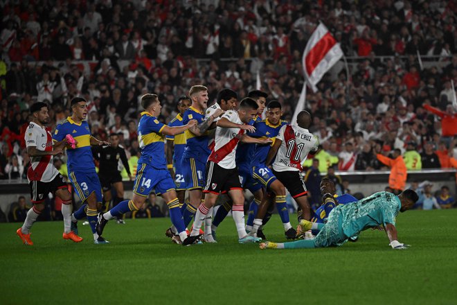 Vroči superclasico, največji argentinski nogometni derbi, je imel kar 19 minut sodniškega dodatka. FOTO: Luis Robayo/AFP
