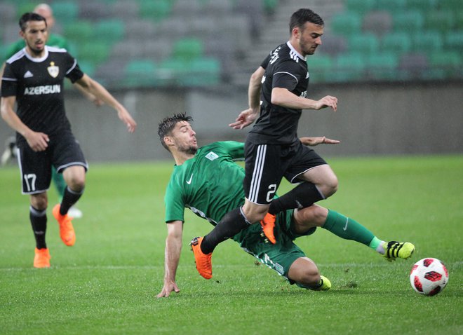 Azerbejdžanski Qarabag je bil zadnji Olimpijin tekmec v kvalifikacijah za ligo prvakov in je v prvi tekmi v Stožicah zmagal. V povratni v Bakuju so Rok Kronaveter (na sredini) in drugi zeleno-beli igrali brez golov. FOTO: Pivk Mavric