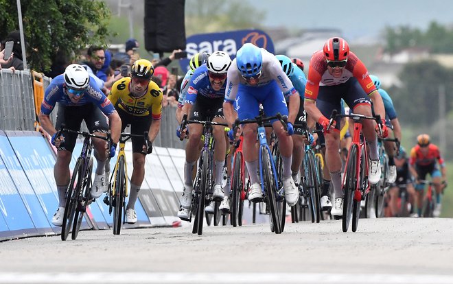 Michael Matthews je bil v 3. etapi premočan tudi za Primoža Rogliča (v rumenem dresu), ki je zasedel 7. mesto. FOTO: Jennifer Lorenzini/Reuters
