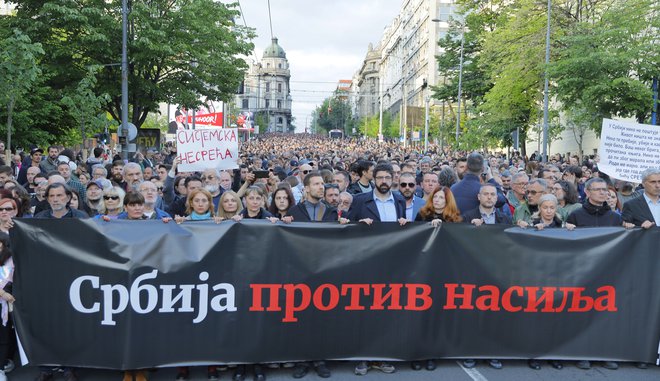 Protestniki s transparentom z napisom Srbija proti nasilju. FOTO: Jože Suhadolnik/Delo