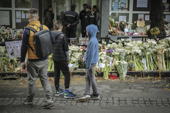 Tragedija v Beogradu je pretresla vse. Pristojni v šolah opozarjajo, da Beograd ni daleč. FOTO: Jože Suhadolnik/Delo