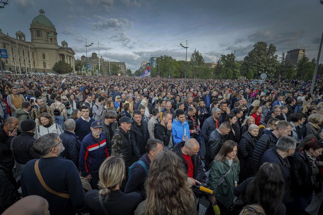 Ljudem je nasilja dovolj, to so pokazali tudi z množičnim shodom. Pred srbskim parlamentom je bilo včeraj toliko ljudi, kot jih protestov vajeni Beograjčani že dolgo niso videli. FOTO: Jože Suhadolnik/Delo