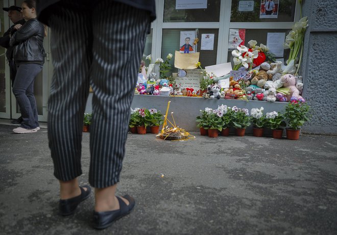 Ob strelskem napadu so se pojavila številna vprašanja o tem, kaj je privedlo do takšnih tragedij in kam smo prišli kot družba. FOTO: Jože Suhadolnik/Delo