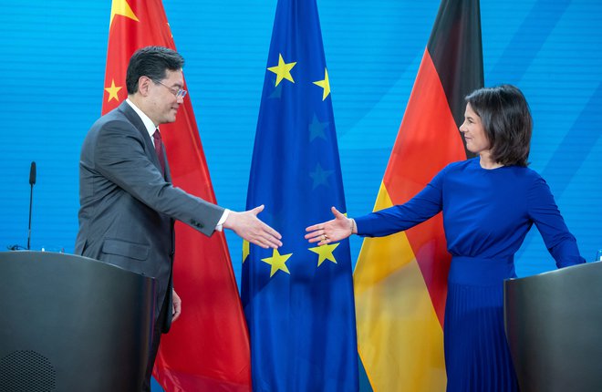 Nemška ministrica za zunanje zadeve Annalena Baerbock je v Berlinu gostila kitajskega kolega Qina Ganga FOTO:: Michael Kappeler/REUTERS