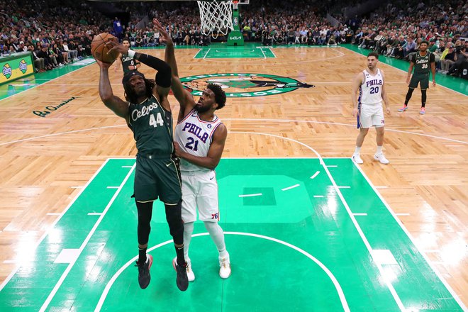 Košarkarji Philadelphia 76ers so prišli do odličnega izhodišča v polfinalu vzhodne konference severnoameriške lige NBA. Na fotografiji Robert Williams (44) in Joel Embild (21). FOTO: Maddie Meyer/Getty Images/AFP