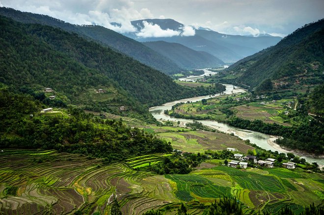 Butan je stisnjen med Indijo in Kitajsko. Na jugu so subtropske ravnine, na severu himalajsko pogorje. FOTO: Shutterstock

 