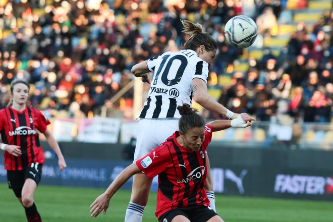 Nogomet, ki ga igrajo ženske, je primerljiv z moškim. Polne tribune na finalu italijanskega ženskega superpokala 2022 med ekipama Juventus in Milano FOTO: Raffaele Conti 88/Shutterstock