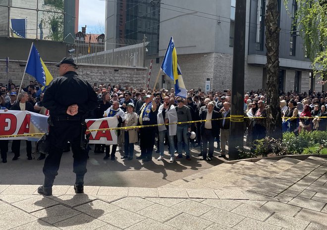 Visoki predstavnik Christian Schmidt bo danes v New Yorku predstavil poročilo o stanju v BiH, kjer nasprotovanje njegovemu delovanju Bošnjaki izražajo s protesti sredi Sarajeva, medtem ko mu Srbi v BiH že ves čas odrekajo legitimnost.  Foto Daria Sito-sucic Reuters