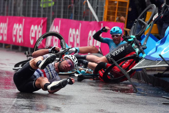 Cavendish je do 5. mesta pridrsal po hrbtu. FOTO: Luca Bettini Afp