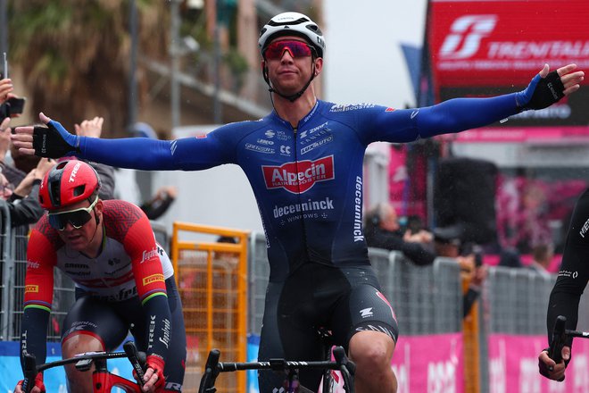 Kaden Groves (Alpecin-Deceuninck) je zmagovalec srhljive etape. FOTO:  Luca Bettini Afp