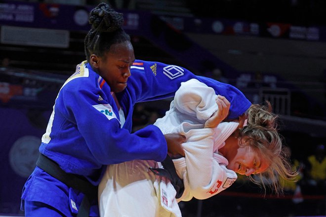 V velikem finalu je morala Andreja Leški (desno) priznati premoč Francozinji Clarisse Agbegnenou. FOTO: Karim Jaafar/AFP