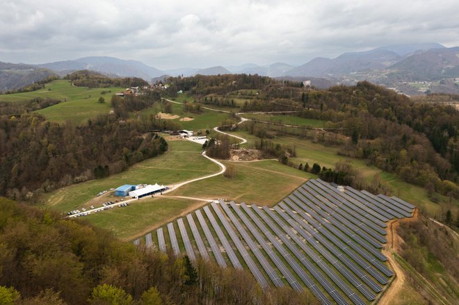 Prvo in največjo sončno elektrarno je skupina HSE postavila v Prapretnem, samopreskrbe z električno energijo pa si zdaj želijo tudi v Moravčah. FOTO: Žiga Intihar/arhiv HSE