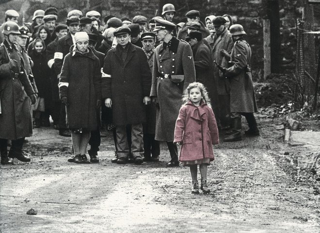 Schindlerjev seznam je posnet v dokumentarnem slogu in črno-beli tehniki – s pomenljivim poudarkom rdečega plašča dekletca, ki se za vselej vtisne v gledalčev spomin.

FOTO: promocijsko gradivo