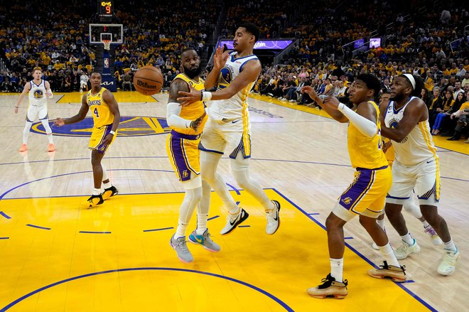 Branilec naslova Golden State je znižal zaostanek v dvoobju z Los Angeles Lakers. Šesta tekma bo v Los Angelesu, gostitelji bodo imeli drugo zaključno žogo za napredovanje v kionferenčni finale. FOTO: Thearon W. Henderson/AFP