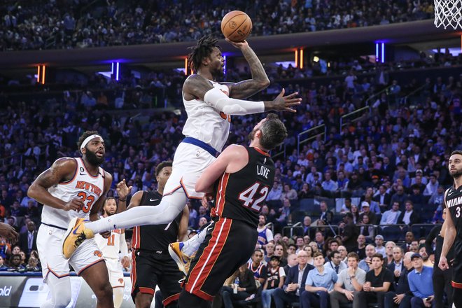 Branilec New Yorka Julius Randle (30) je bil drugi najboljši domačli strelec v zmagi proti Miamiju, ki ima še vedno prednost v zmagah. FOTO: Wendell Cruz/Usa Today Sports/Reuters