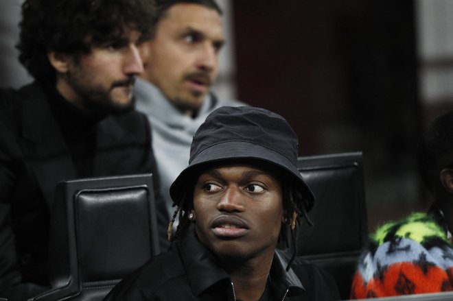 Rafael Leao in Zlatan Ibrahimović sta milanski evropski derbi spremljala s tribun San Sira. FOTO: Alessandro Garofalo/Reuters