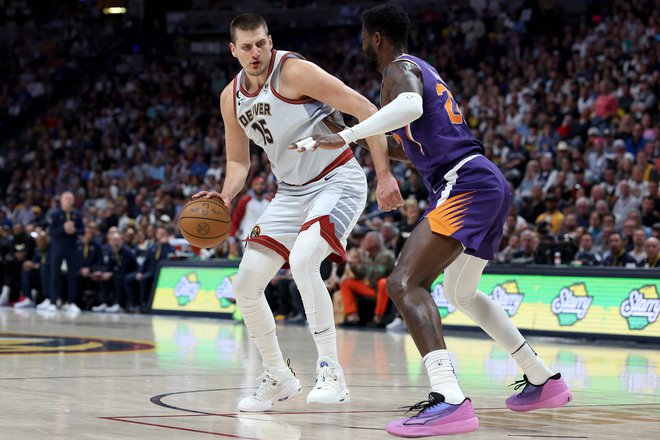 Nikola Jokić je verjetno najboljši napadalni igralec v ligi NBA, v elitni peterki pa zanj ni prostora. FOTO: AFP