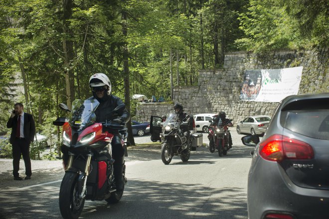 Uporabniki aplikacije pomagajo pri odkrivanju nevarnejših cestnih odsekov. FOTO: Jure Eržen/Delo